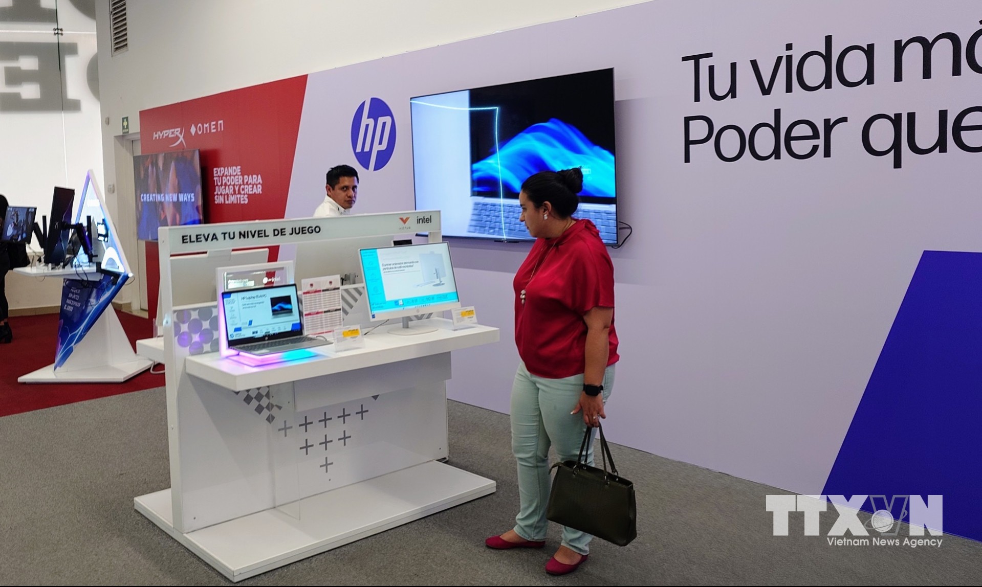 Tập đoàn HP Mexico giới thiệu các sản phẩm tích hợp AI trong một triển lãm công nghệ thông tin tại thủ đô Mexico City. (Ảnh: Phi Hùng/TTXVN)